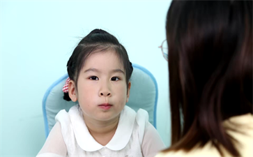 小孩口吃怎么糾正？