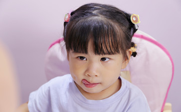 2歲半的寶寶說(shuō)話結(jié)巴怎么辦？做好這幾點(diǎn)很重要